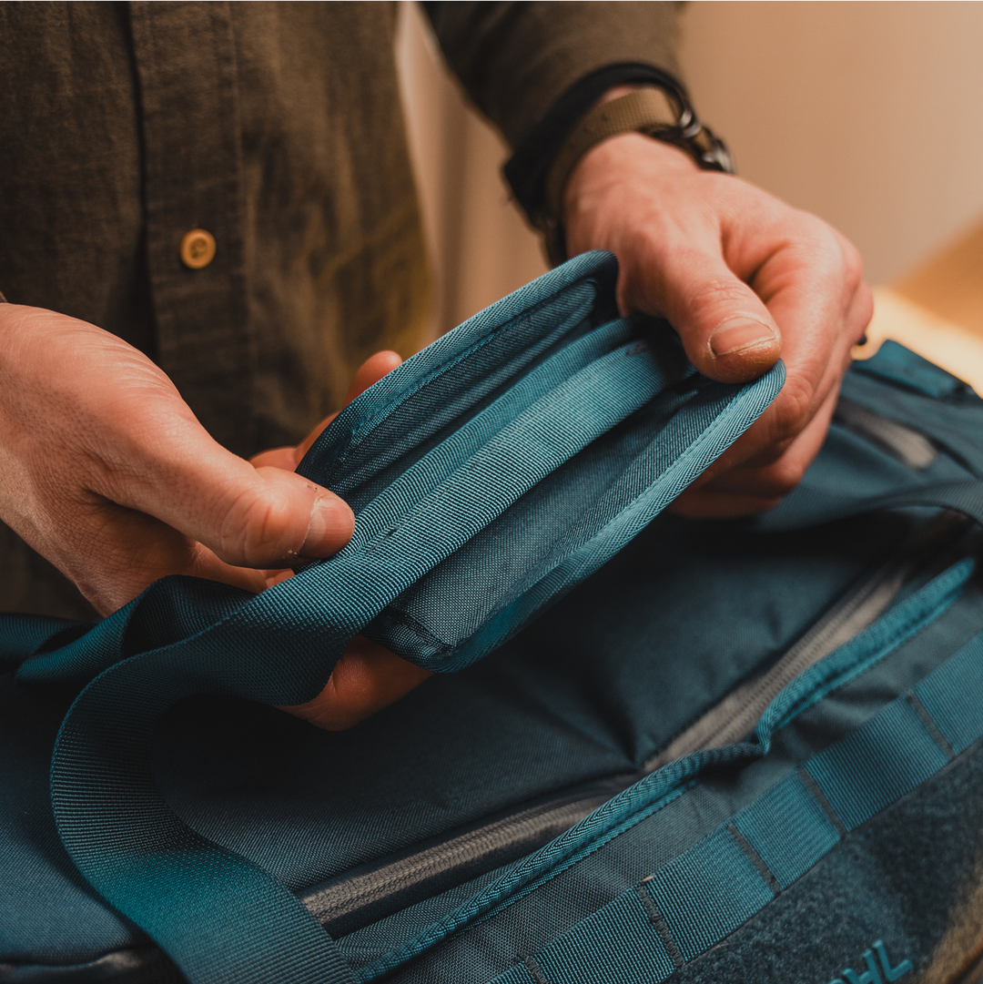 Easy-clasp magnetic handle.