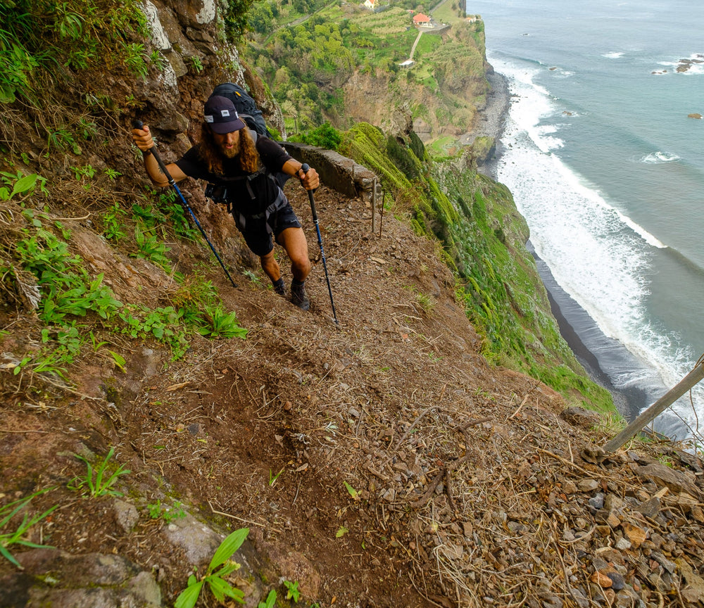 Botschafter Jackson Groves gefährlich nahe am Rande der Klippen der Insel Madeira, Portugal.