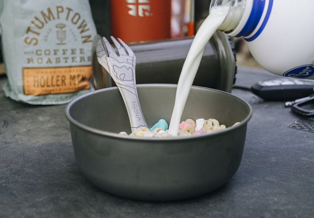 Füllen Sie warme oder kalte Speisen in Ihre Grayl Ti Bowl. Vielleicht sogar Lucky Charms!