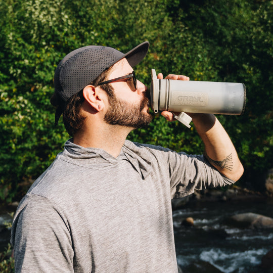 Trinken Sie Grayl gereinigtes Wasser.