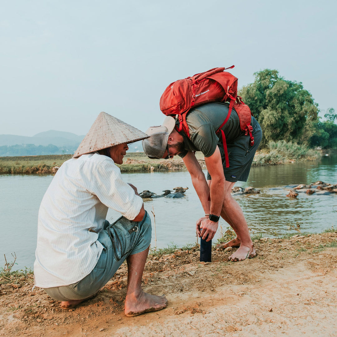 Der Grayl-Abenteurer Kyle Murphy reinigt Wasser in Vietnam.