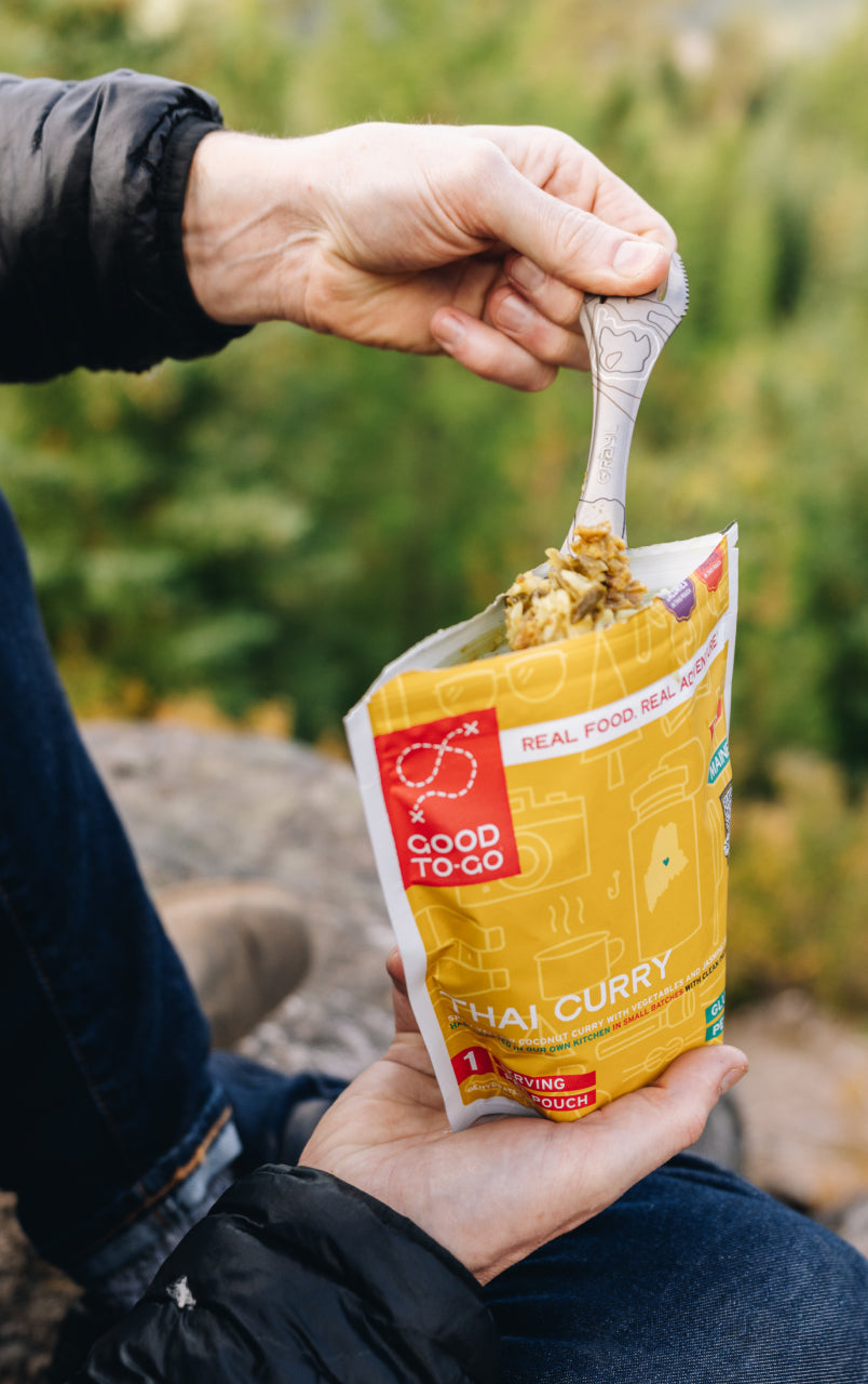 Verwenden Sie den Grayl Titanium Spork für Ihre nächste Camp-Mahlzeit.