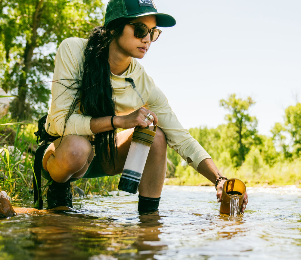 Abfüllen aus einem Fluss mit dem UltraPress® Filter & Purifier von Grayl.