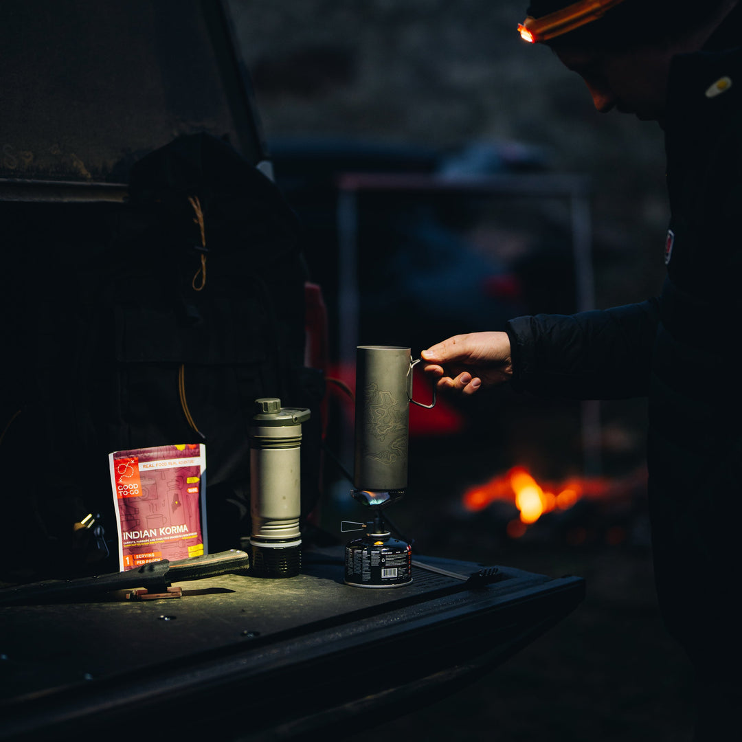 La llama totalmente ajustable permite al hornillo Grayl Ti Camp cocinar a fuego lento o hervir para facilitar la comida de campamento.