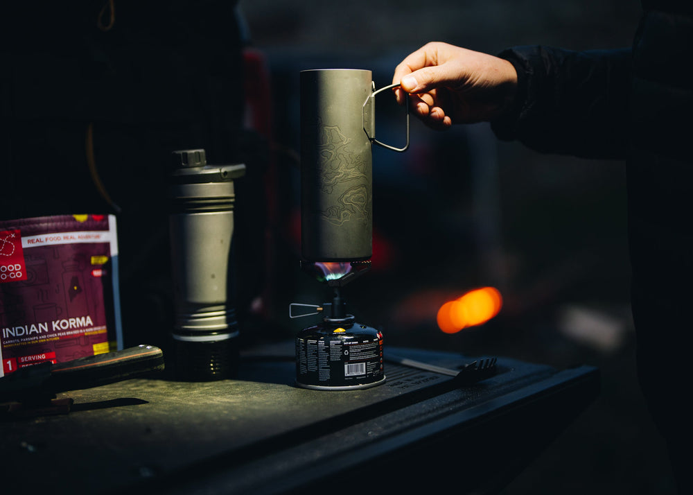 Cocine con una comida de campamento con el hornillo Grayl Ti y la UltraPress Titanium.