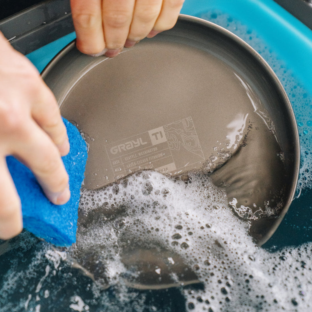 Trabaje en el agua con nuestra placa Grayl Ti. El duradero grabado láser resiste la limpieza a fondo y el acabado de primera calidad hace que sea muy fácil de limpiar.