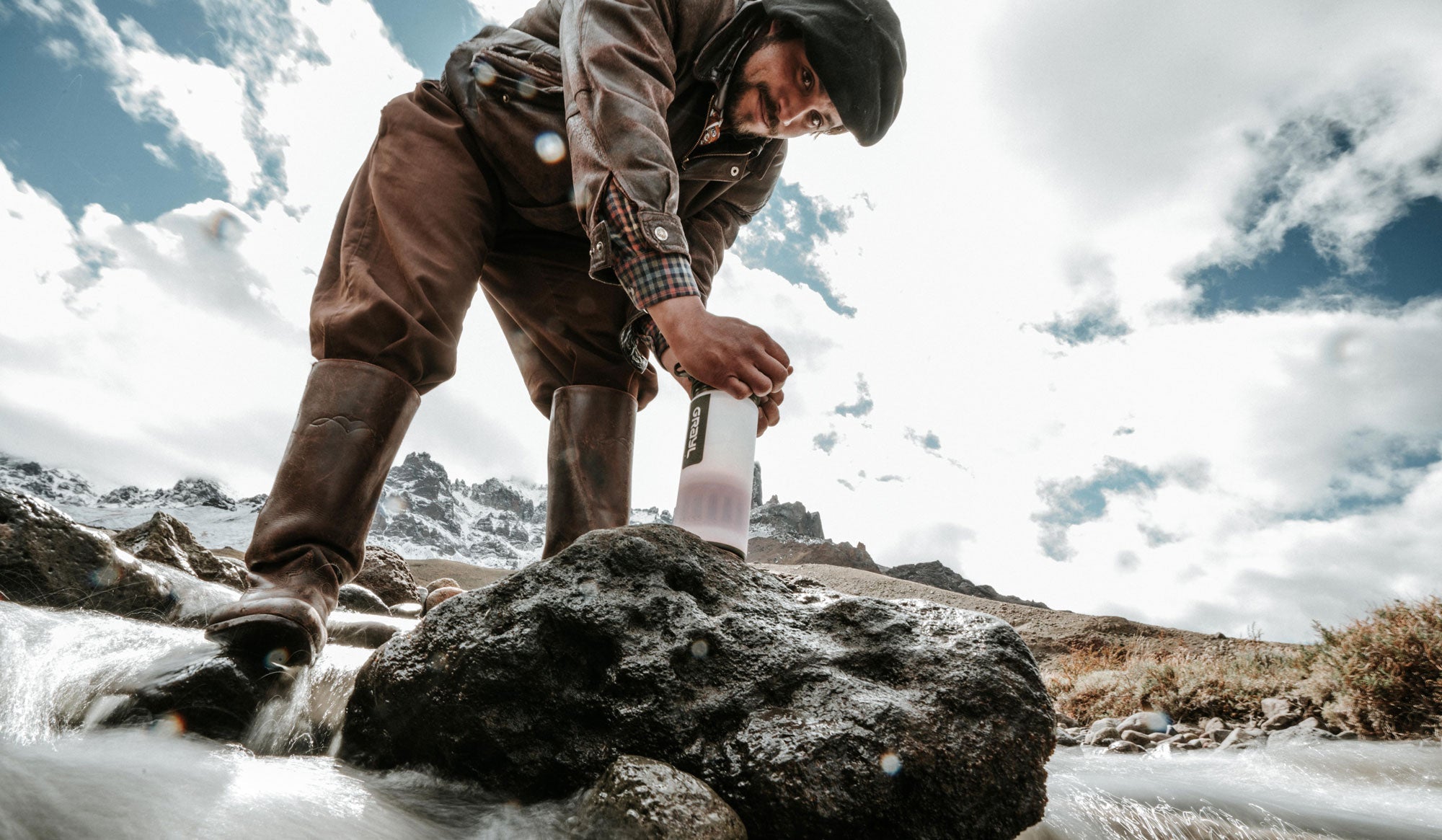 Aventurier en Patagonia purifiant l'eau avec leur Grayl GeoPress.