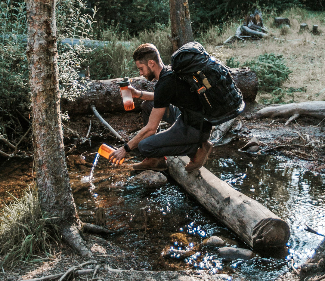 L'ambassadeur Kyle Murphy fait le plein de son Grayl dans une rivière sauvage