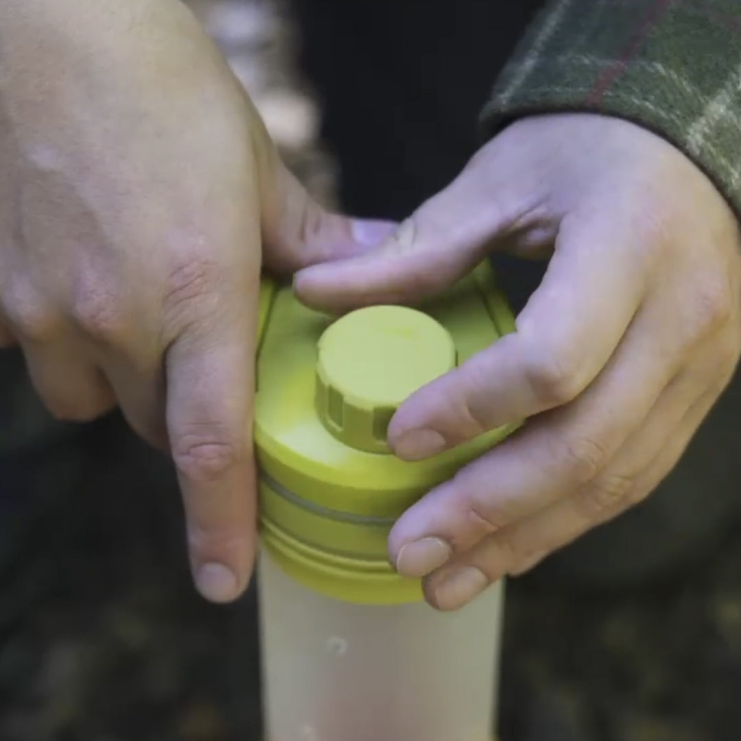 Gros plan sur le capuchon de Grayl que l'on tourne pour l'aérer