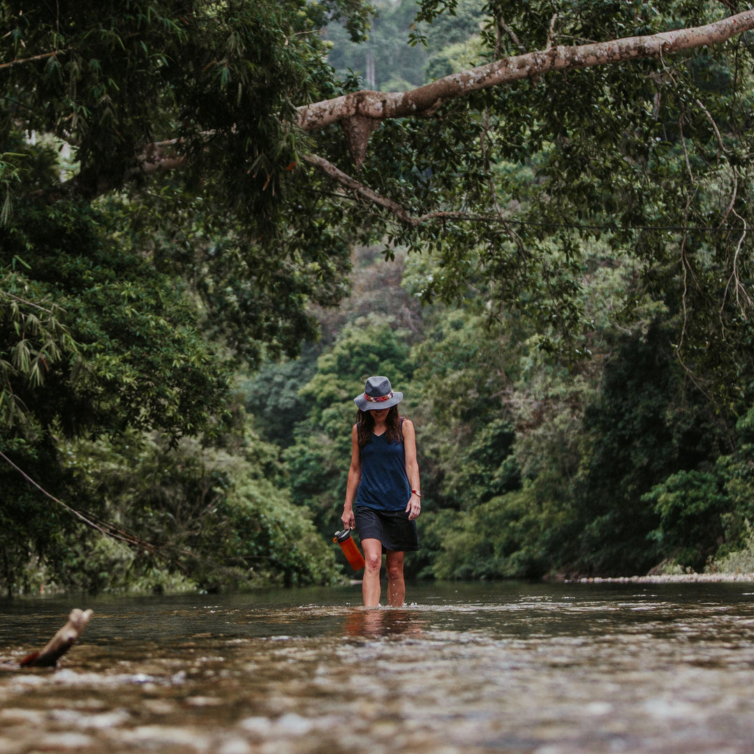 Martha Rolfson filtra e purifica l'acqua con il suo Grayl GeoPress in Colombia.